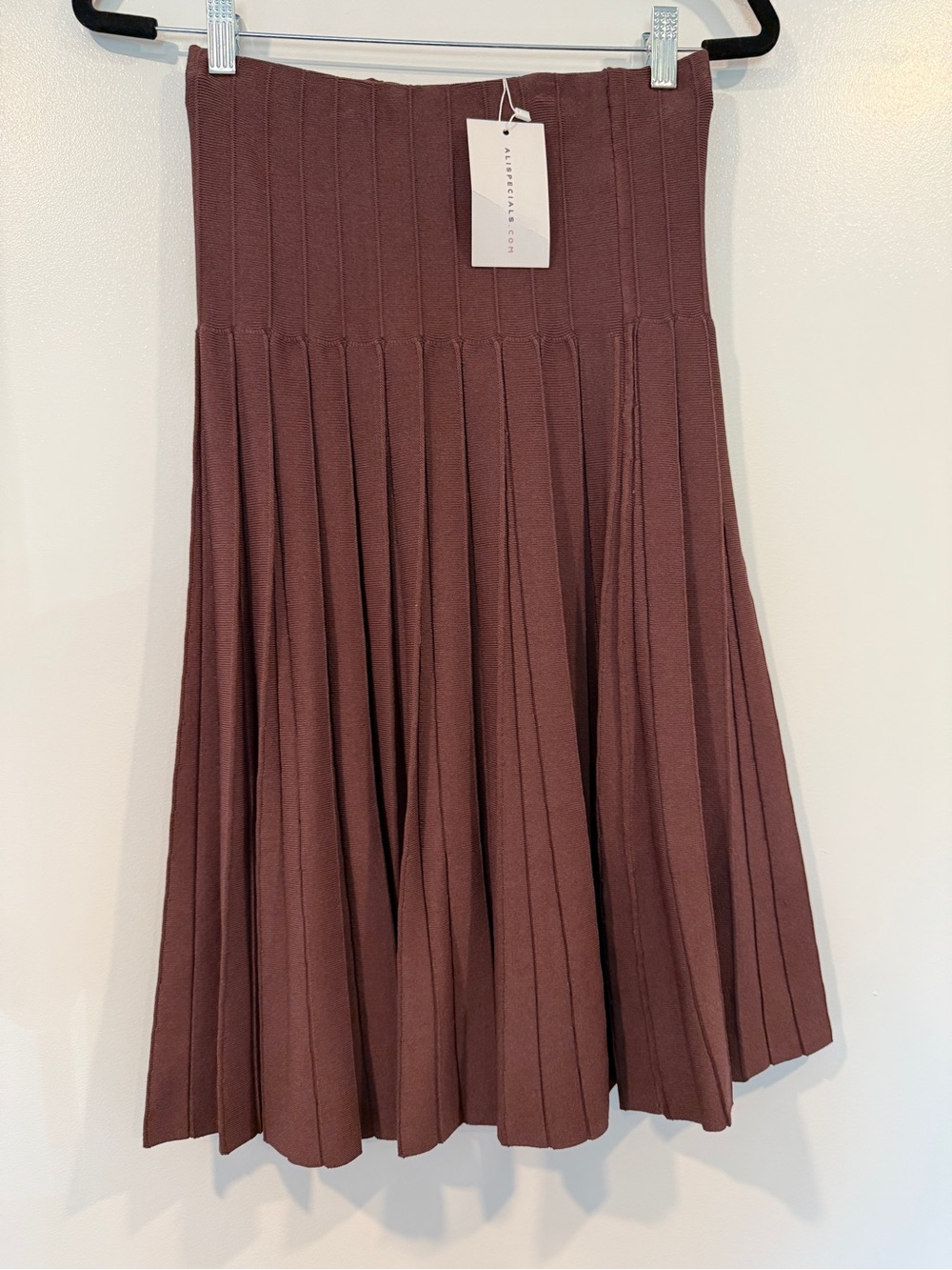 NWT Brown drop waist pleated midi skirt